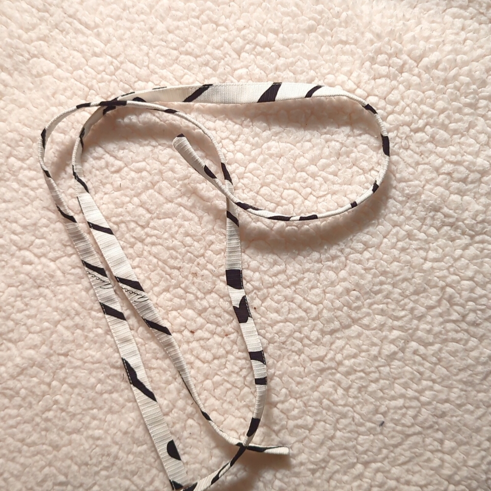 2 Gucci ribbons